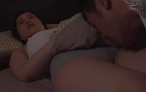 3 ngày ông chồng đi làm ăn, người vợ ở nhà nữa đêm bị bố anh xã mò vào phòng