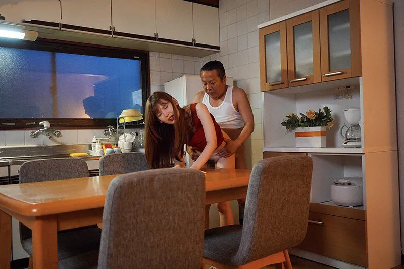 Con gái bị ông xã mới của má nắc mỗi ngày, cho dù đã có người yêu