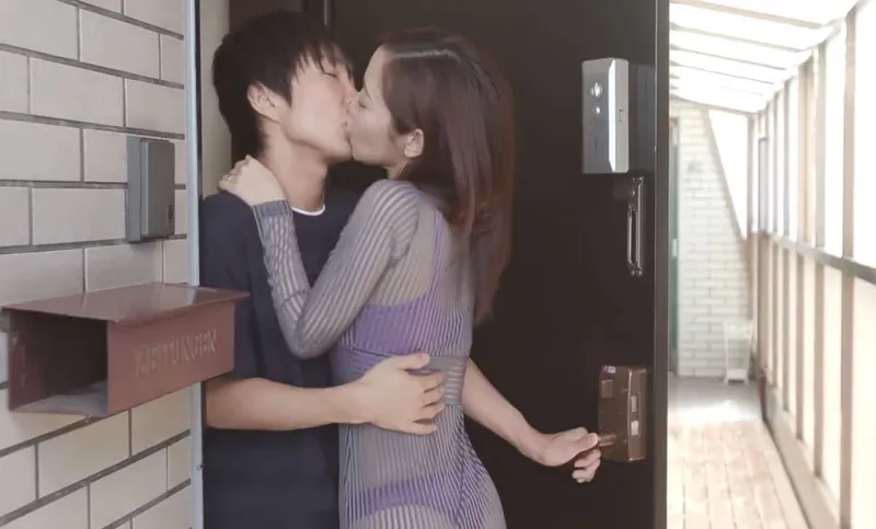 Người phụ nữ nhà bên với chiếc quần lót lọt khe và cậu nhóc cạnh nhà may mắn