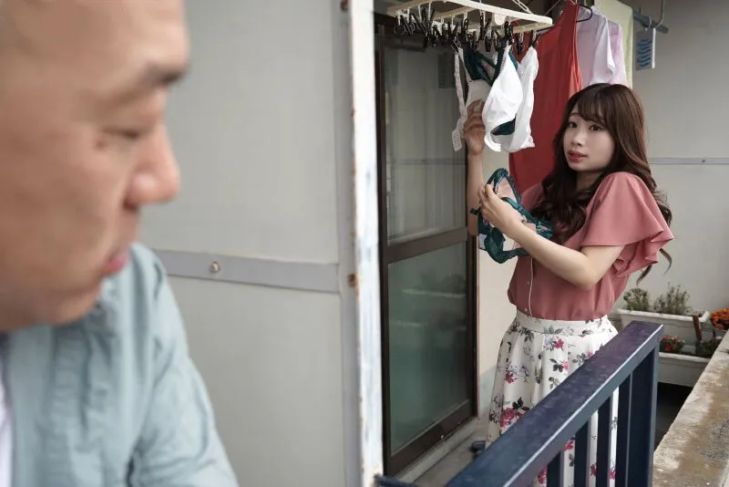 Gã cạnh bên nhà chuyên soi mói và cặp vợ yêu người chồng thường xuyên rên la quá to
