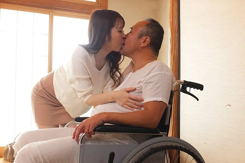 Người tình của con trai hiếu thảo chăm sóc bố người chồng tàn tật